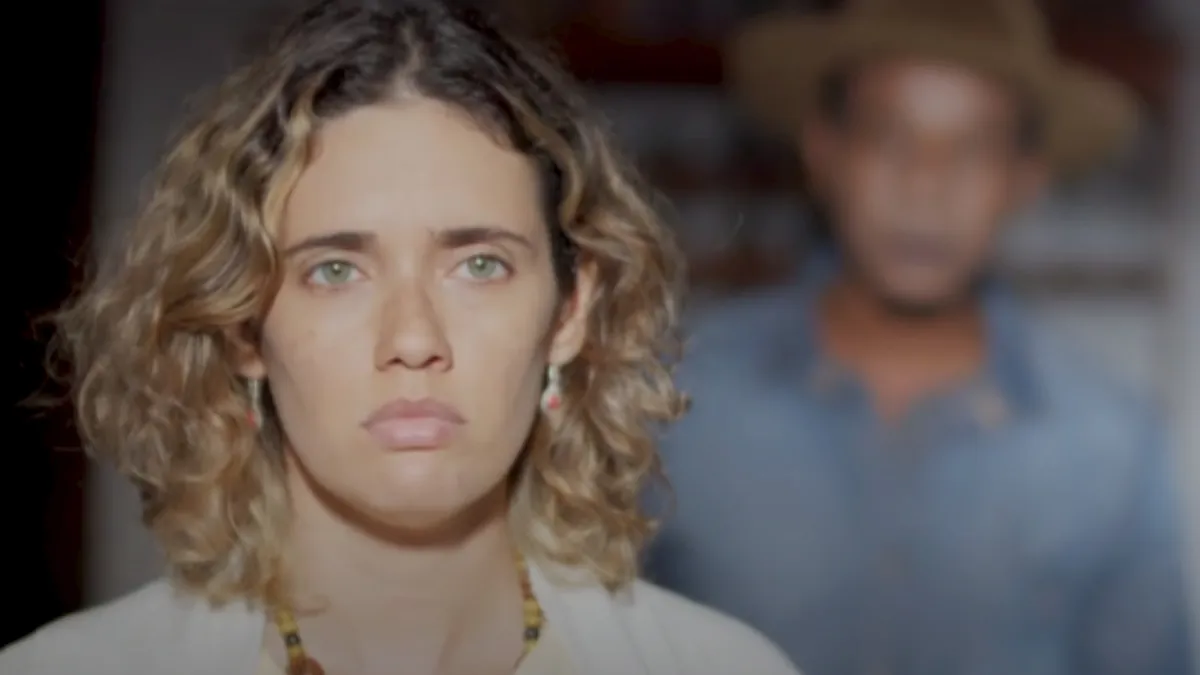 A atriz Carluce Couto é a ativista ambiental Flora, personagem que protagoniza a parte ficcional da série