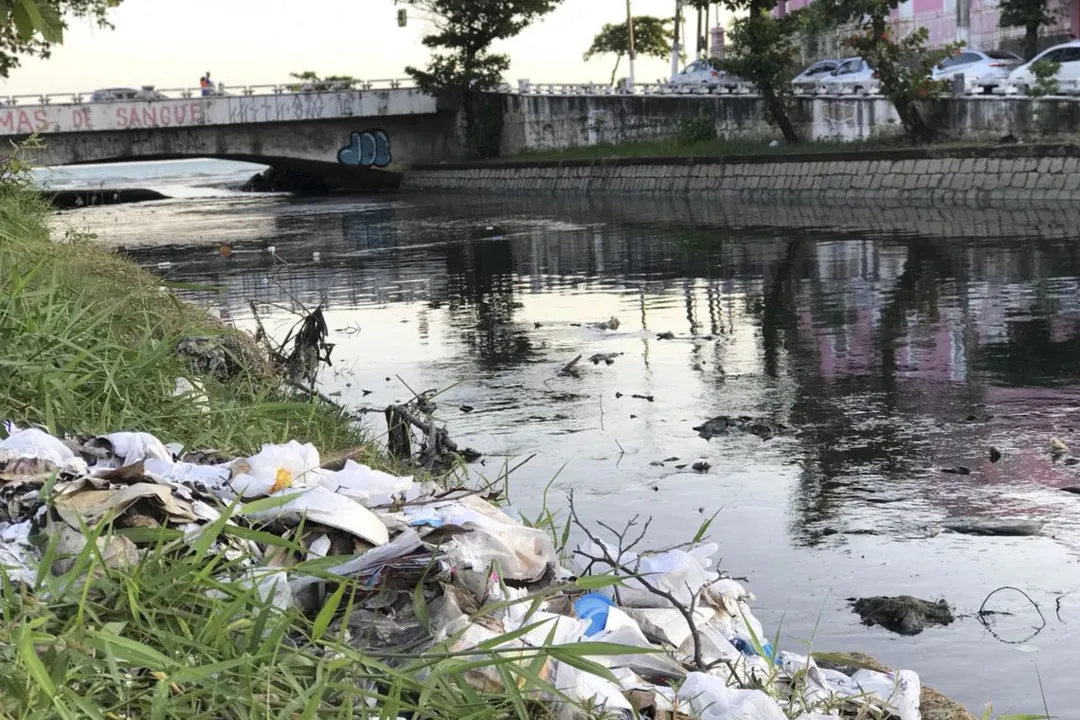 Doenças ligadas à falta de saneamento geram custo de R$ 100 mi ao SUS
Na foto: Saneamento básico em Maceió
Incidência de doenças respiratórias é 10 vezes maior em locais que há os despejo inadequado dos resíduos