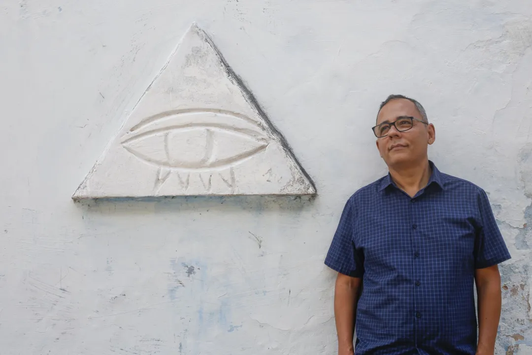 O escritor Franklin Carvalho está lançando o romance Tesserato, a tempestade a caminho