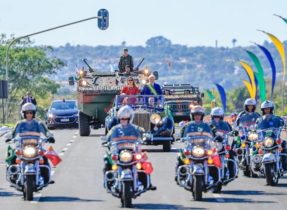 Lula desfilou em carro aberto na manhã desta quinta-feira