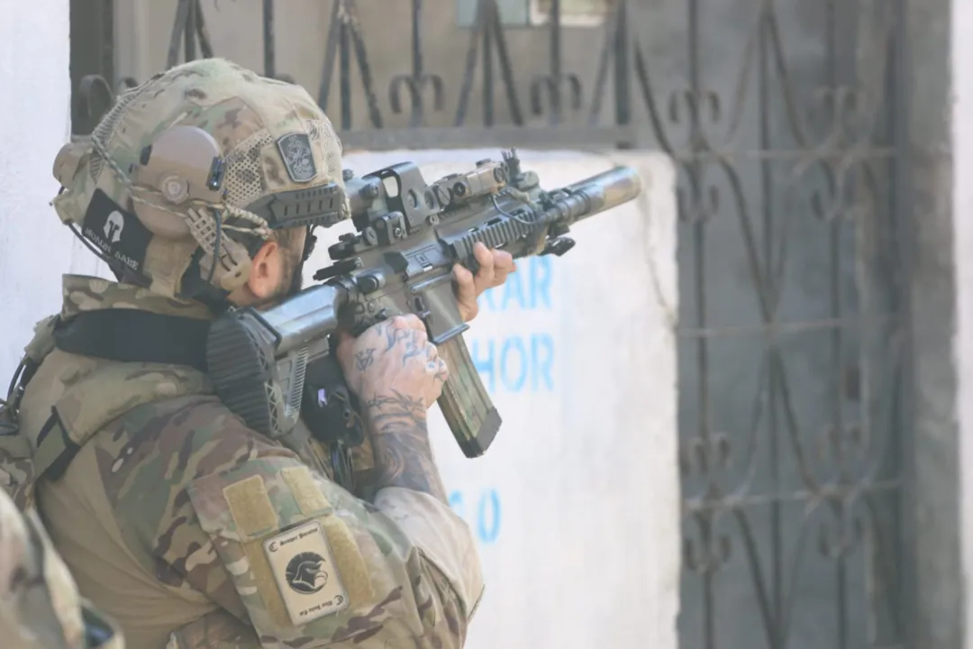 Até o momento, as forças estaduais e federais apreenderam com os integrantes da facção três fuzis, uma carabina, uma submetralhadora, duas pistolas, carregadores e munições