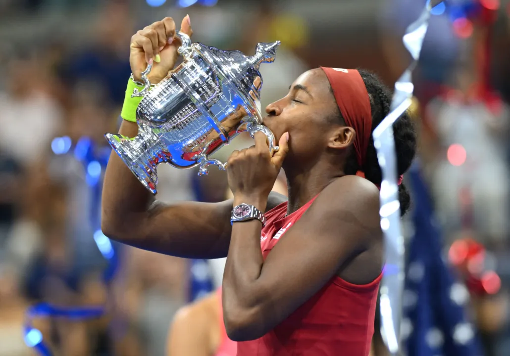 Coco Gauff beija troféu de campeã