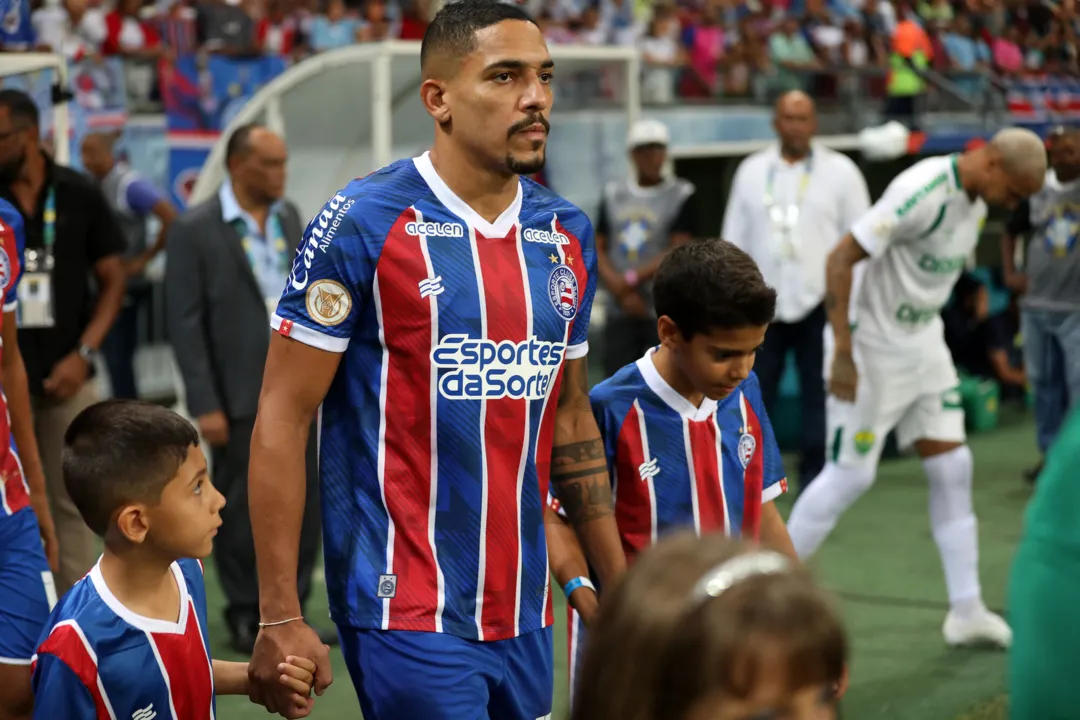 Lateral-direito Gilberto conversou com torcedores do Bahia após o jogo contra o Cuiabá