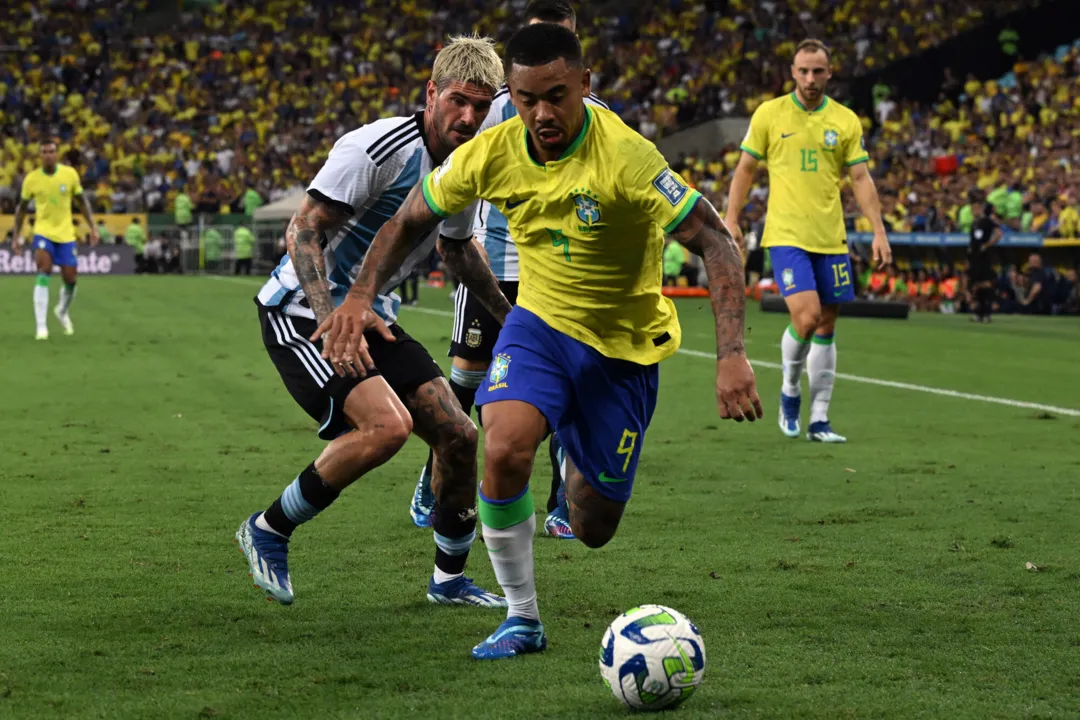 Gabriel Jesus durante partida diante da Argentina