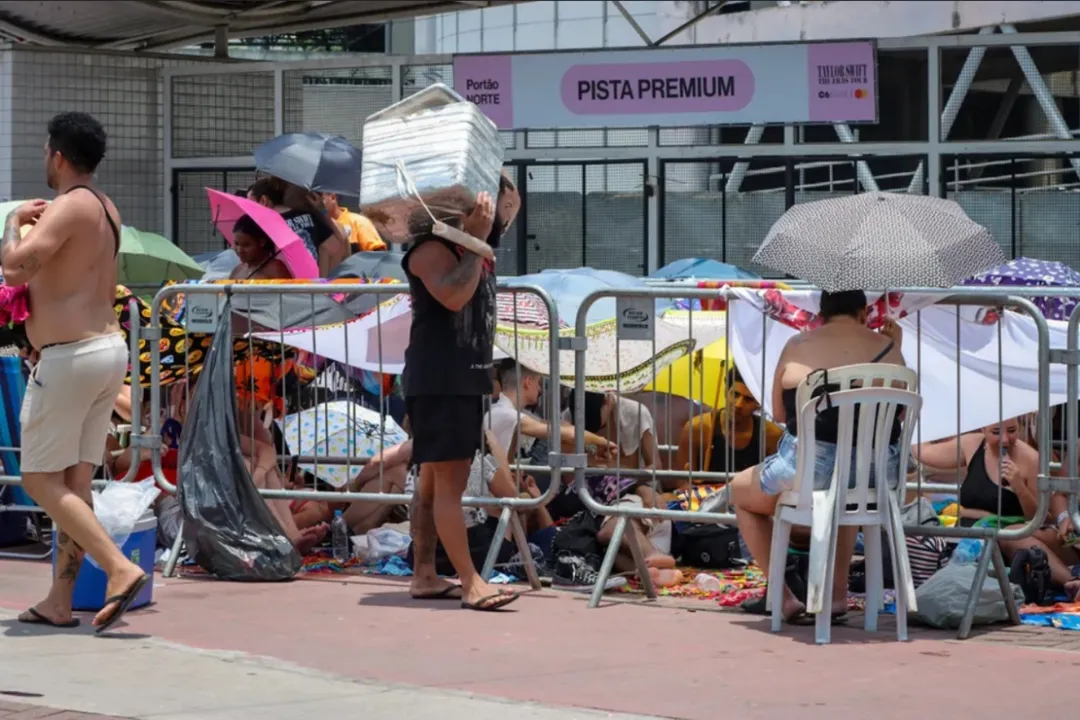 Fãs da Taylor Swift na fila para segundo dia de show