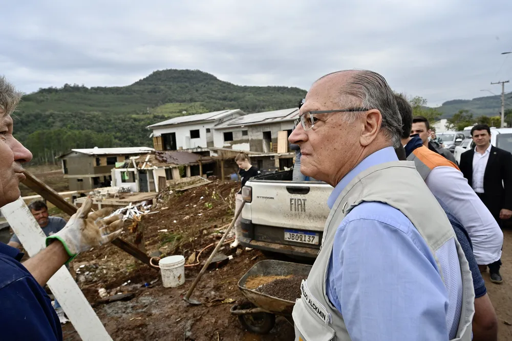 Presidente em exercício, Geraldo Alckmin, visitou áreas atingidas pelas chuvas.