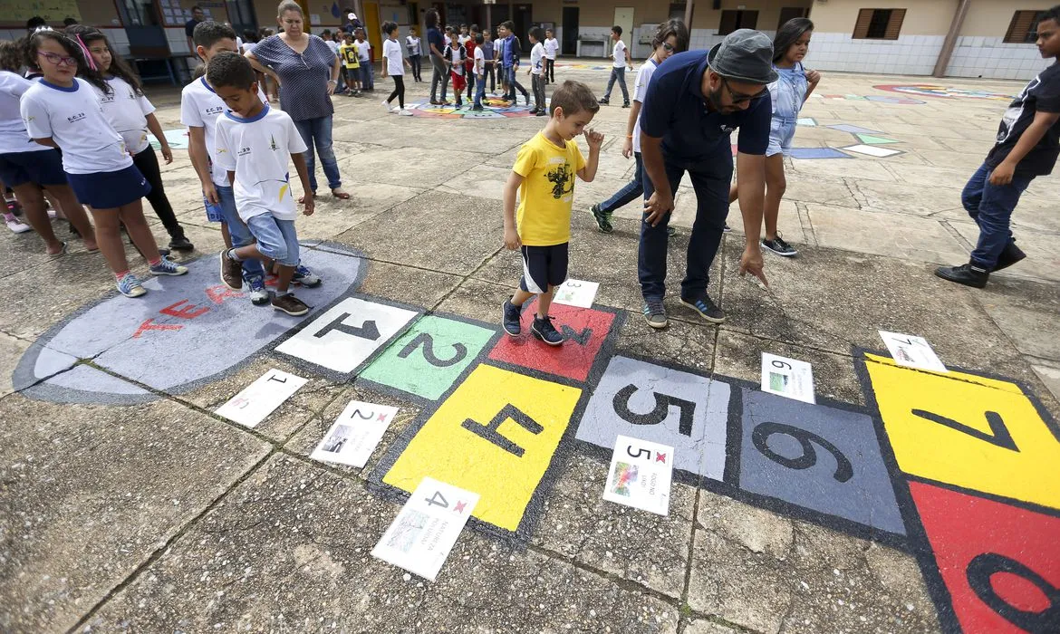 Segundo o Censo Escolar 2022, existem 74,4 mil creches, em todo o país, das quais 66,4% são da rede pública e 33,6%, da rede privada