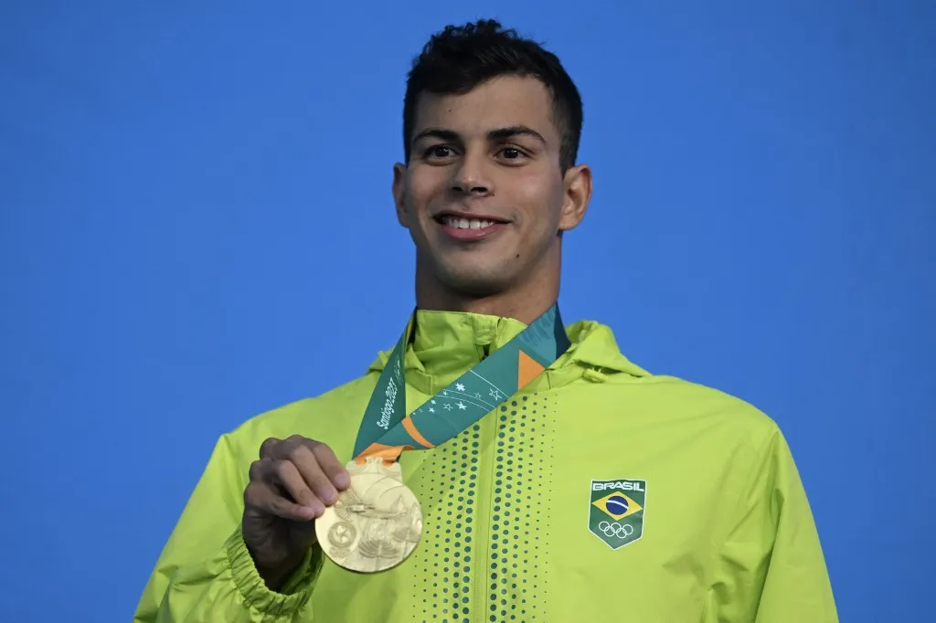 Guilherme Costa posa com medalha de ouro