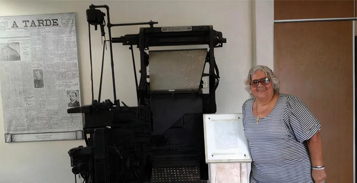 Helô Pinheiro ao lado de uma linotipo na sede do Grupo A TARDE