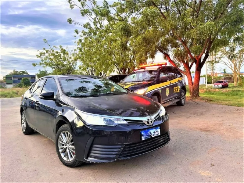 Carro havia sido roubado em maio deste ano