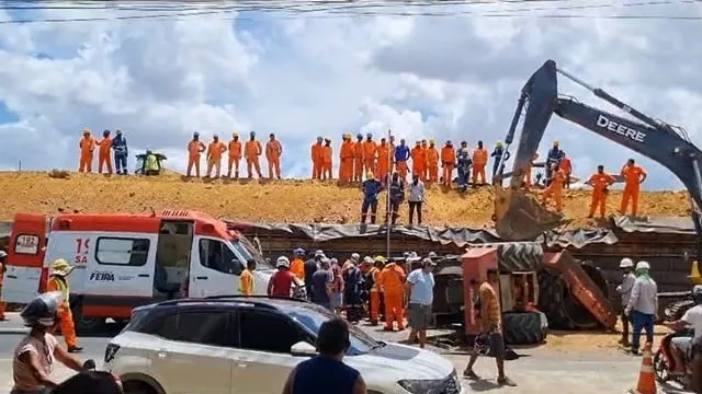 Foi necessário a presença de um guincho e de um caminhão munck para retirar o trator da via