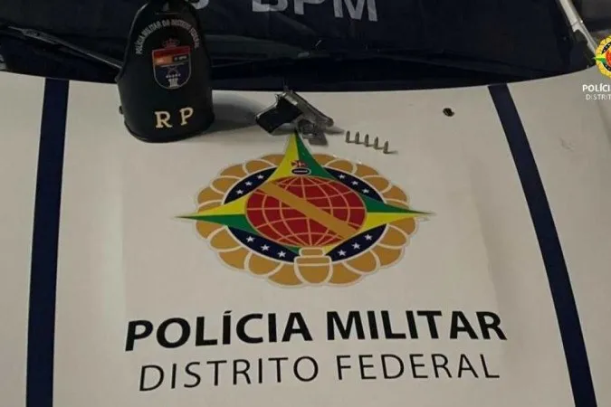 criminoso resistiu à abordagem e precisou ser algemado. Ao seguir para a viatura, o homem gritou “Socorro, sou trabalhador”