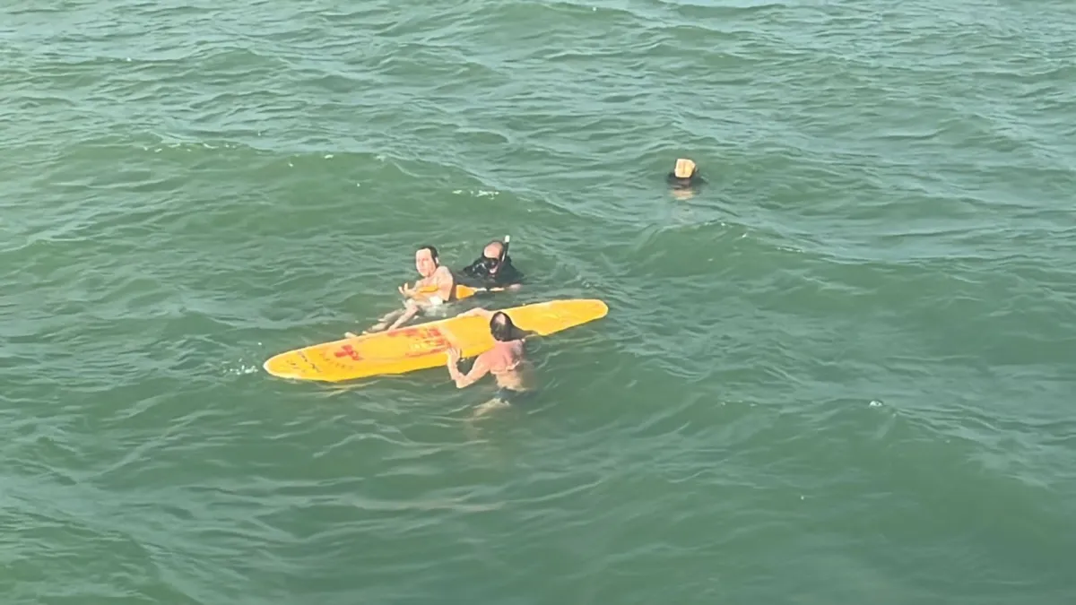 Dois homens ficaram à deriva após conseguirem escapar de um afogamento em Itapuã