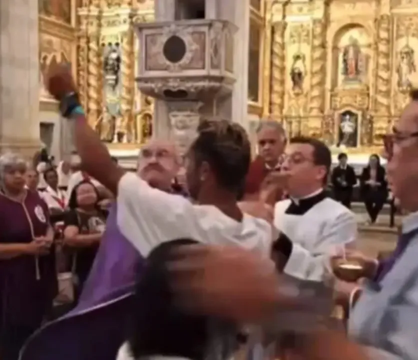 Ele foi retirado da igreja pelos fieis