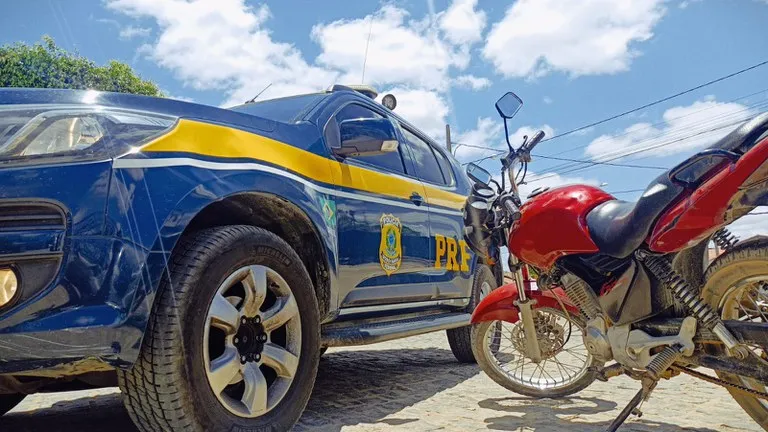 PRF prende idoso de 64 anos com moto furtada em Poções