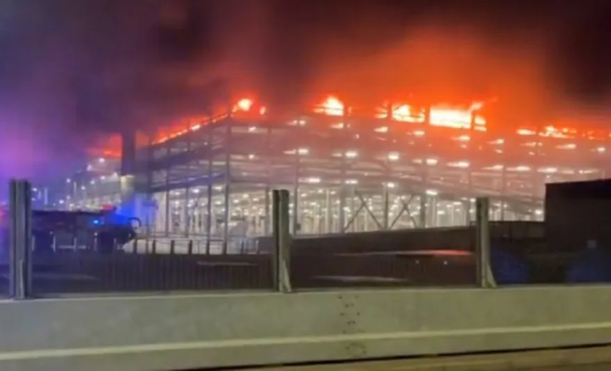 Durante a noite, o aeroporto havia anunciado a suspensão dos voos até meio-dia, hora local