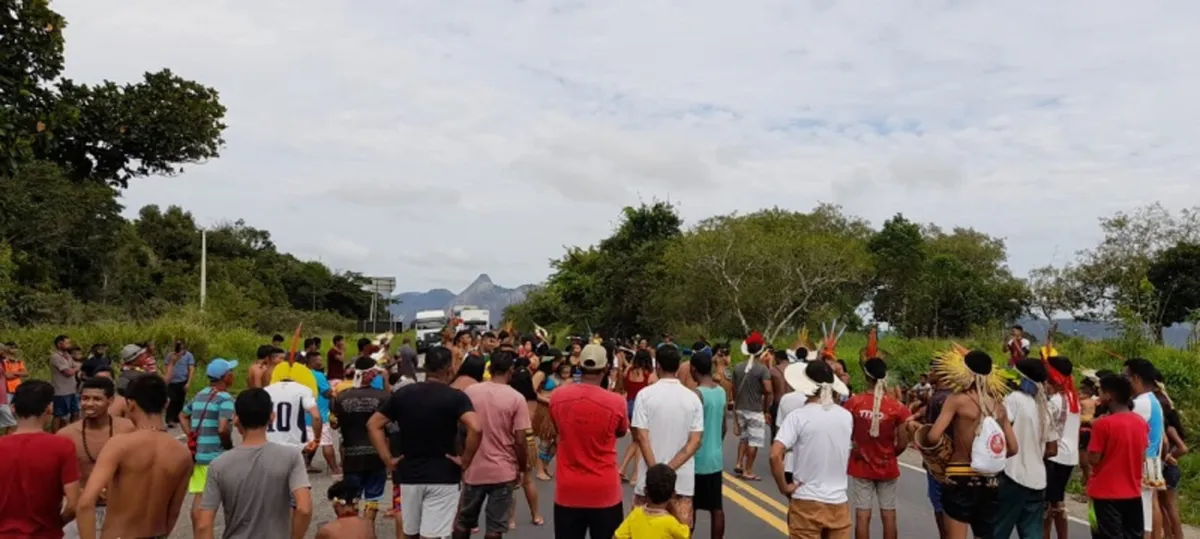 Indígenas Pataxó se mobilizaram bloqueando a BR101, no município de Itamaraju