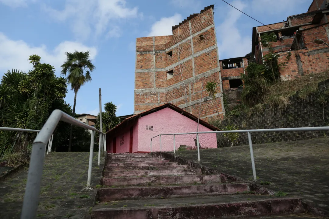 Desde 2021, os membros do terreiro denunciam a construção irregular do imóvel que já chegou a ter cinco andares