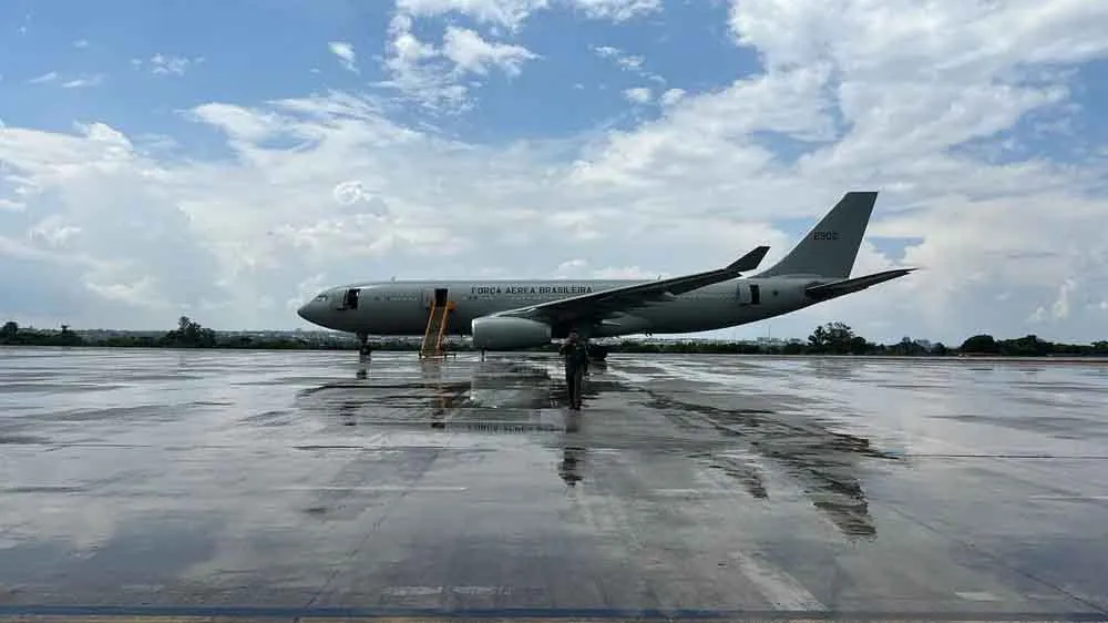 avião mais próximo está em Roma, na Itália, e uma segunda aeronave decolou na tarde desta segunda