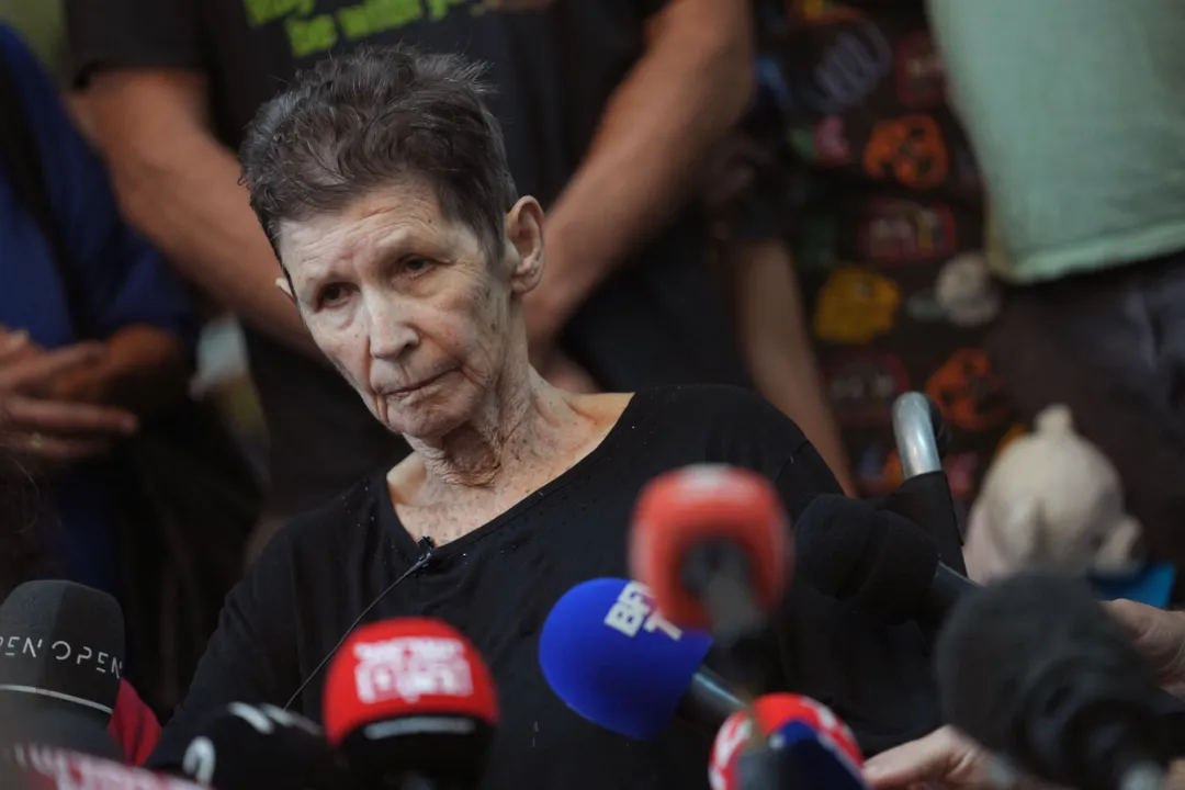 Yocheved Lifshitz foi libertada junto com Nurit Cooper, de 79 anos, também residente em Nir Oz