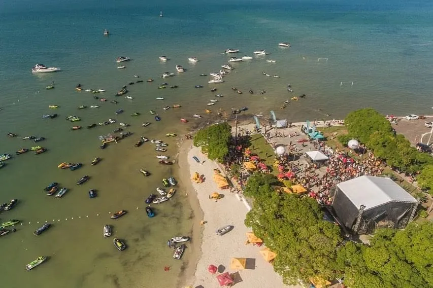Evento promove camarote ao mar para assistir à passagem da Regata Aratu-Maragogipe 2023 e tem programação de shows gratuitos para moradores e visitantes