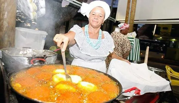 O acarajé é uma das comidas de rua mais antigas do Brasil e sua comercialização teve início há quase 300 anos