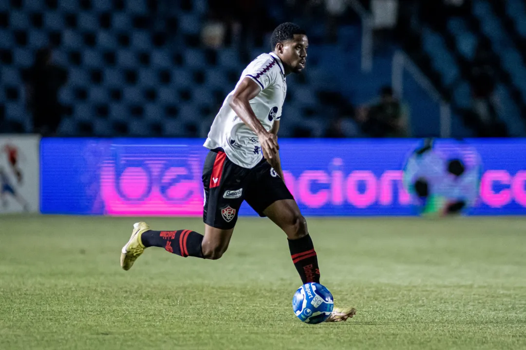 Iury Castilho em ação com a camisa do Vitória