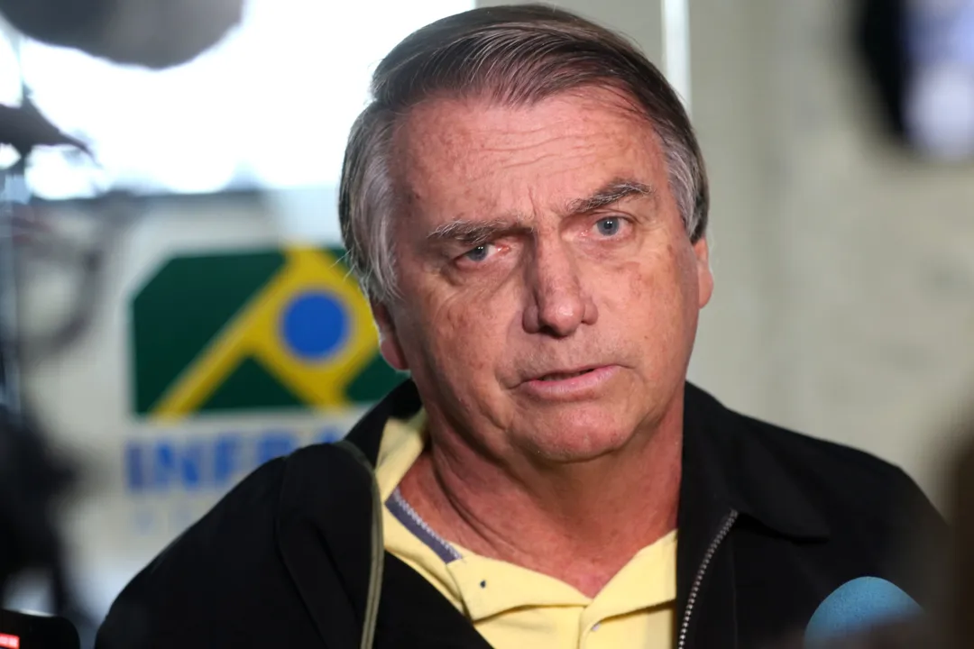 O ex-presidente Jair Bolsonaro desembarca no aeroporto Santos Dumont e fala sobre o julgamento no TSE que pode torná-lo inegelível