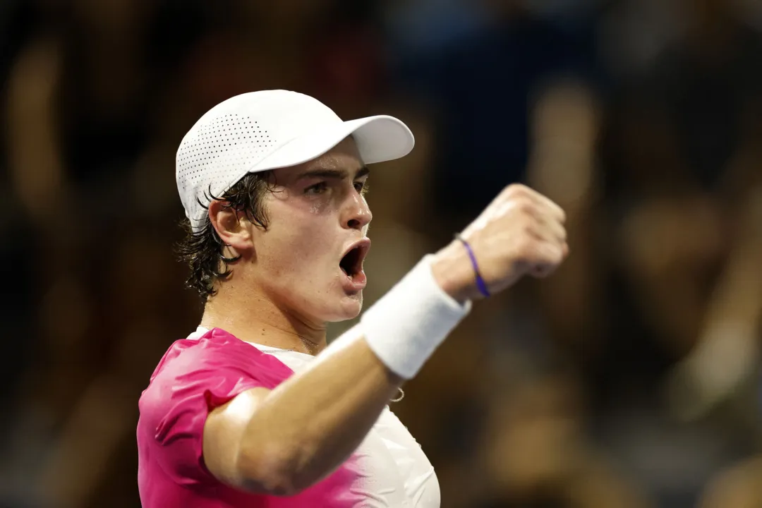 João Fonseca comemorando ponto durante final do US Open juvenil