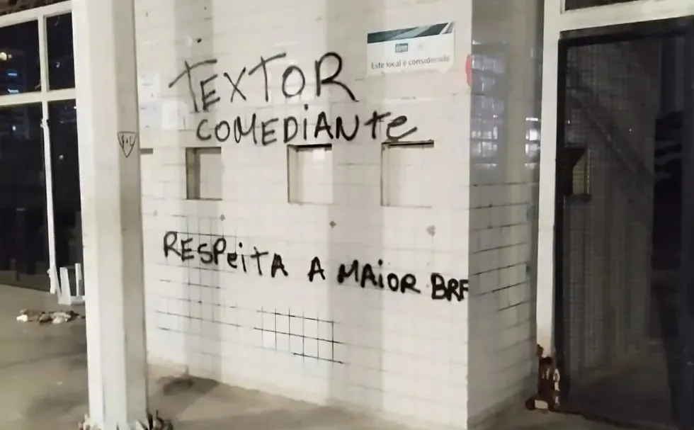 Além de mensagens direcionadas a John Textor, pichações trazem ameaças aos jogadores e diretoria: "o Botafogo vale mais do que as suas vidas"