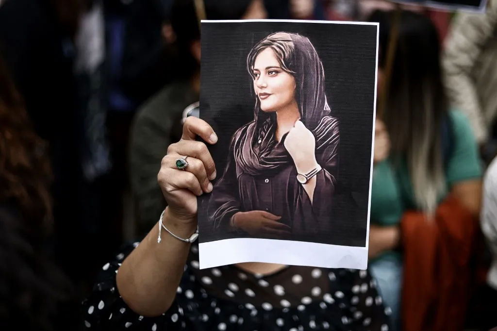 Morte da jovem Mahsa Amini, que estava sob a custódia da polícia, gerou protesto no Irã