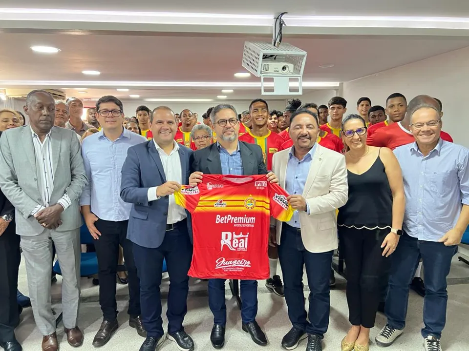 Deputado Roberto Carlos estava presente na apresentação da parceria