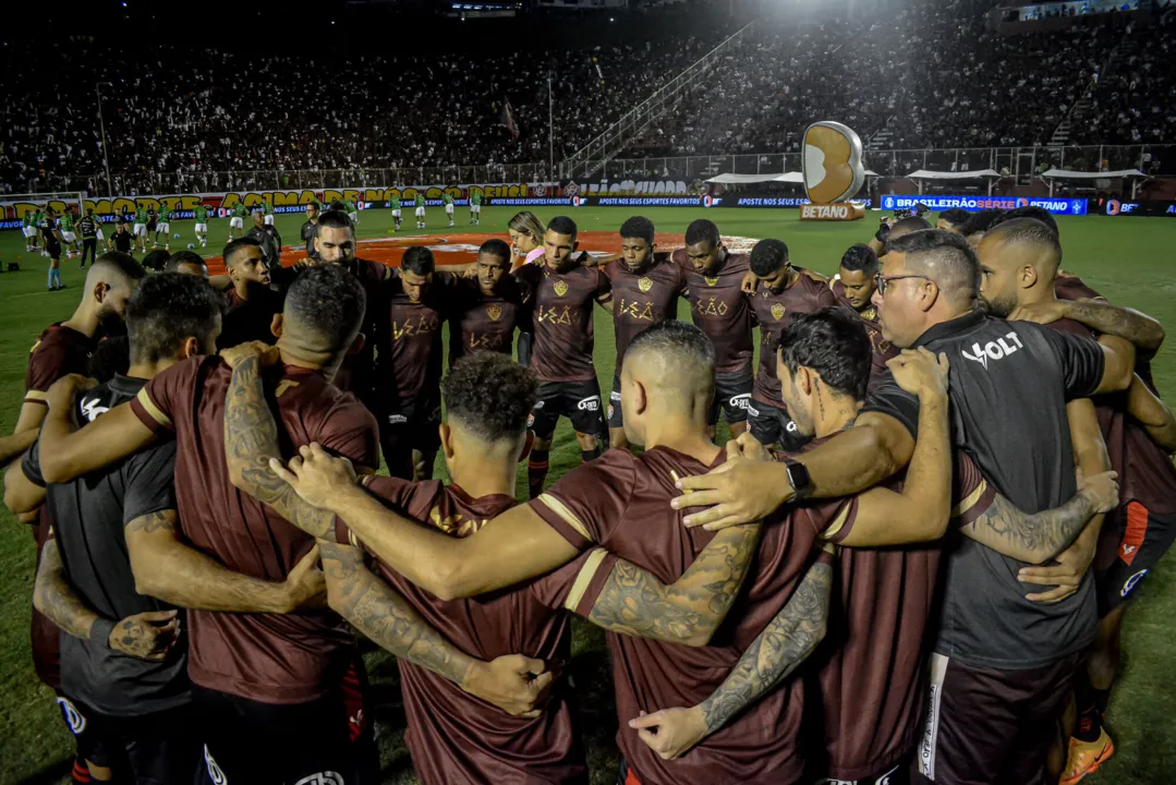 Jogadores do Vitória reunidos antes de enfrentar o Juventude