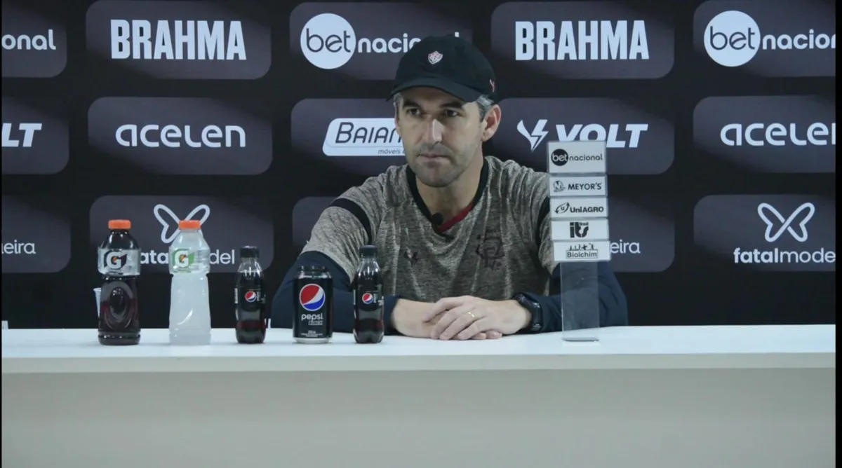 Tranquilo,  Léo Condé não quis revelar o time titular contra o Guarani