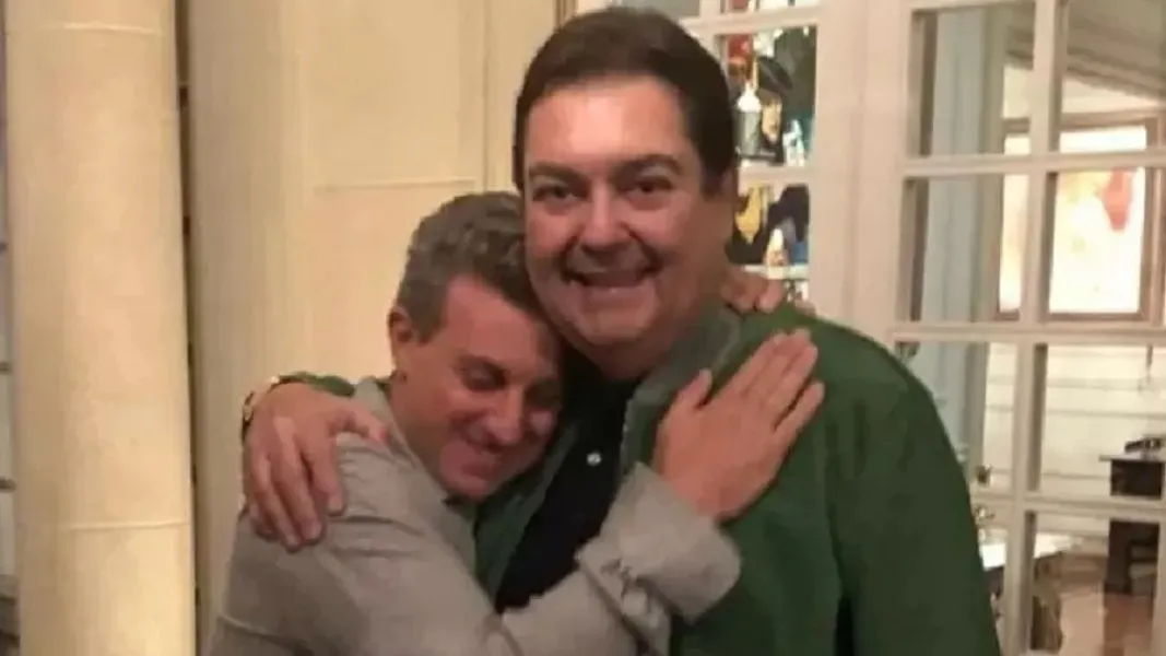 Faustão e Luciano Huck abraçados