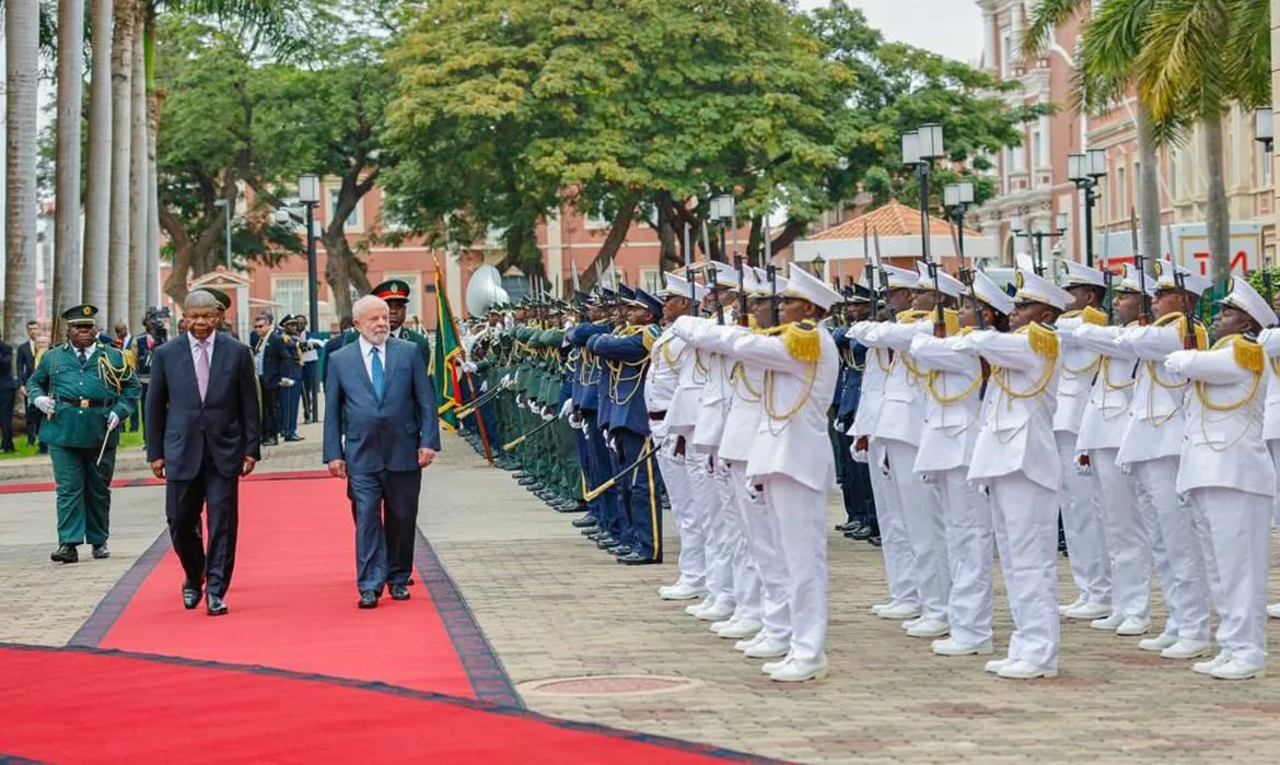 Lula em visita a Angola e ao lado do presidente João Manuel Lourenço