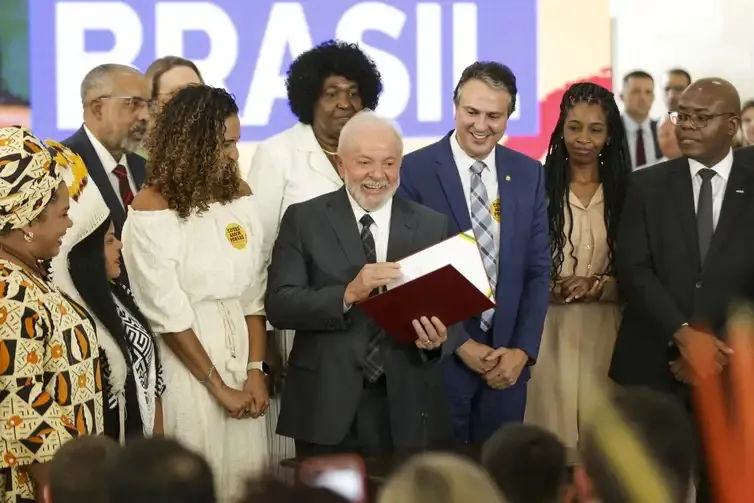 Presidente Lula e ministro, no Palácio do Planalto, em cerimônia de sanção de projeto que atualiza a Lei de Cotas