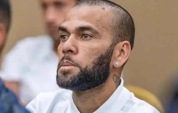 A defesa de Daniel Alves diz que a prisão provisória não se justifica pelo risco de fuga