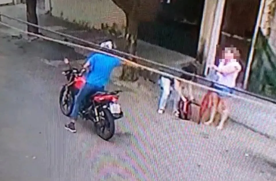 As imagens mostram toda a ação do criminoso que resultou em disparos contra as vítimas