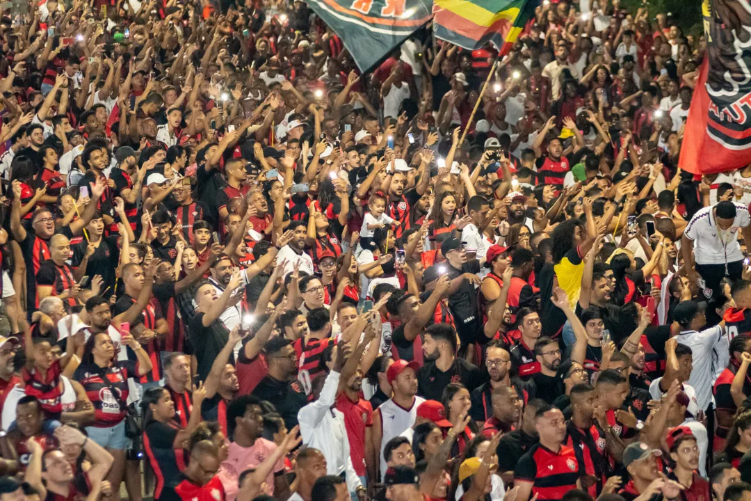 Torcida colossal tem feito a festa nas arquibancadas do Barradão nesta Série B