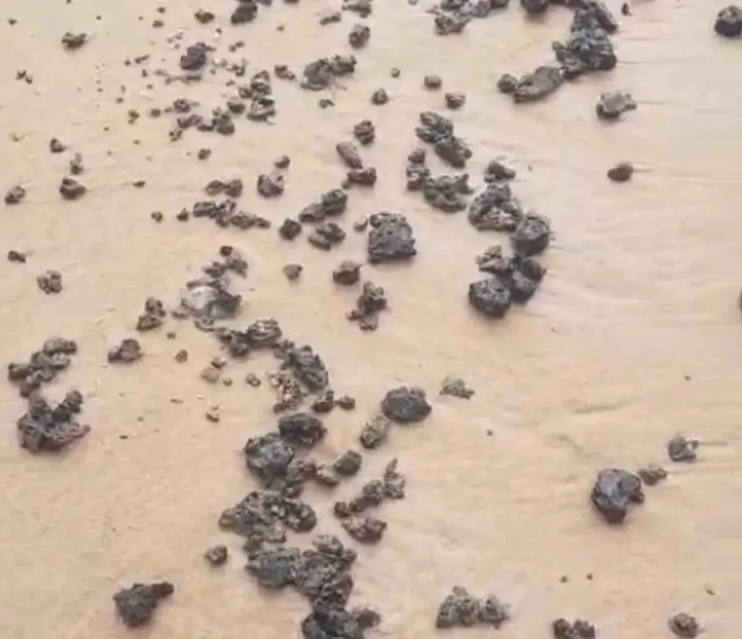 Fragmentos de óleo são encontrados nas praias de Salvador