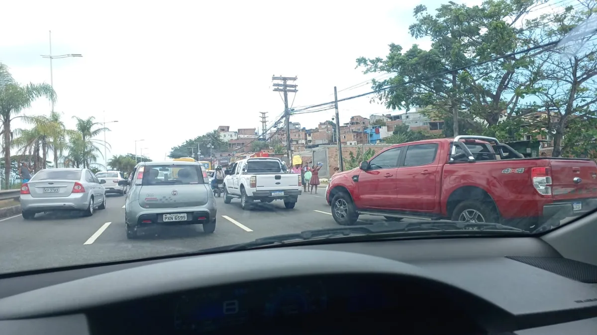 O ato acontece na entrada do bairro da Paz.