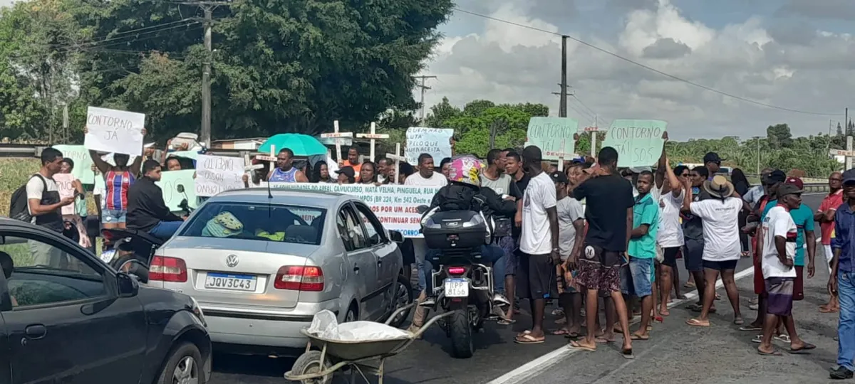Manifestantes pedem a construção de um viaduto de retorno na região de Amélia Rodrigues