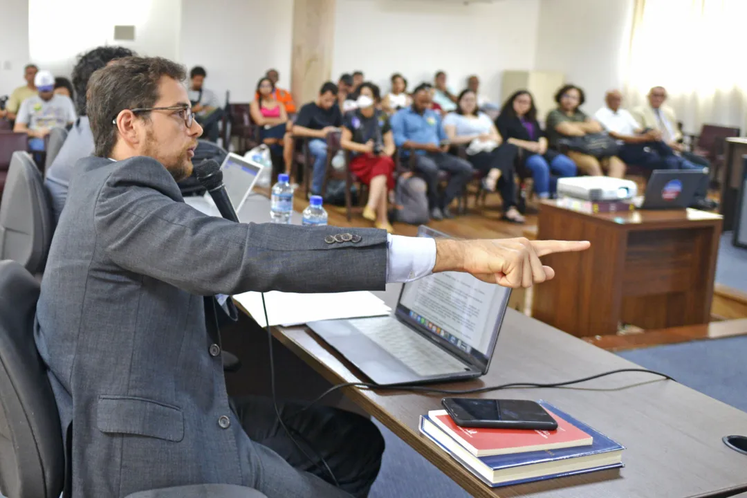 Professor de direito da Ufba Jonnas Vasconcelos em discussão sobre o manifesto