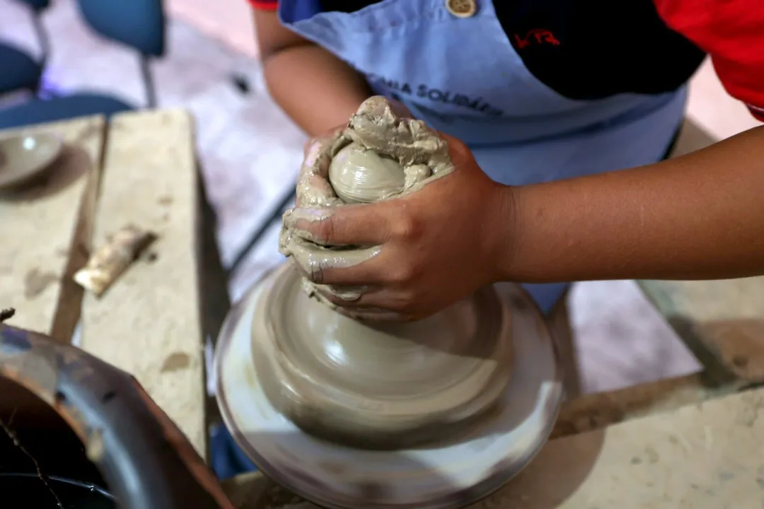 O objetivo central do festival é apoiar artesãos locais, proporcionando um espaço direto para a venda de suas peças de cerâmica