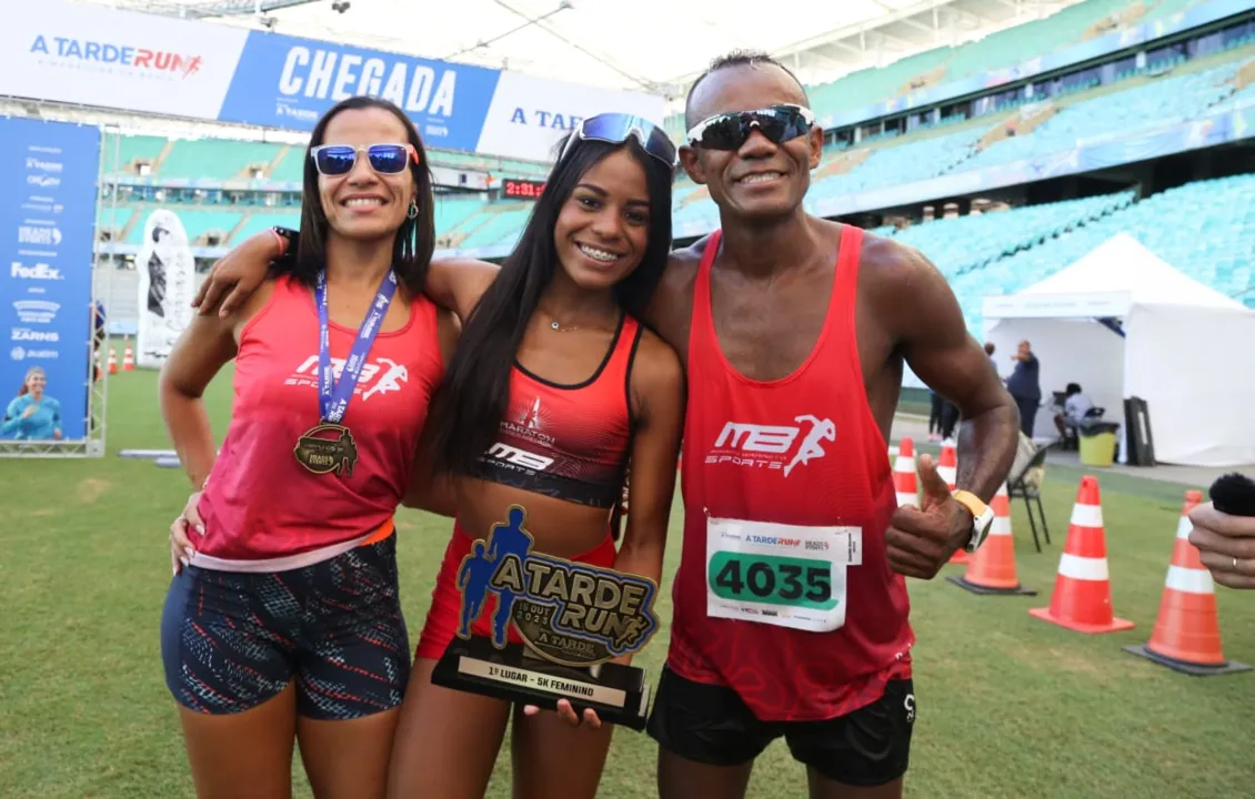 Karen Santana, 5km primeiro lugar (Centro), e Márcio Barreto, primeiro lugar dos 42Km (pai de Karen) e Luzenice Santana (esposa)