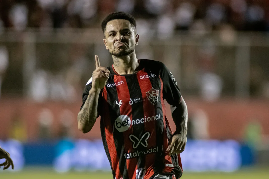 Matheusinho comemora o bonito gol no empate diante do Vila Nova