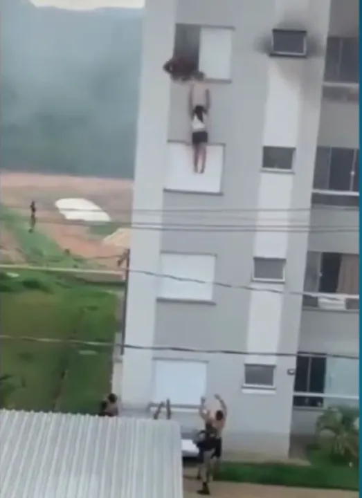 Momento no qual avó pula do apartamento para fugir do fogo