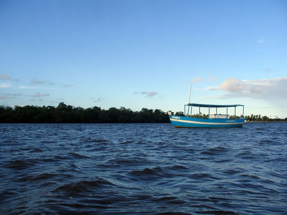 las tinham 12 e 14 anos, e estavam tomando banho no rio, quando o volume de água subiu rapidamente