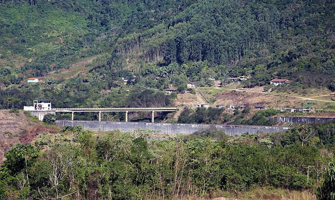 O governo catarinense afirma que o fechamento das comportas é uma medida necessária para responder às fortes chuvas